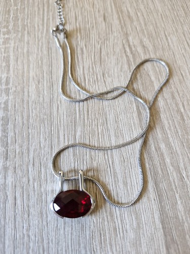 Silberne halskette mit rotem - mit,